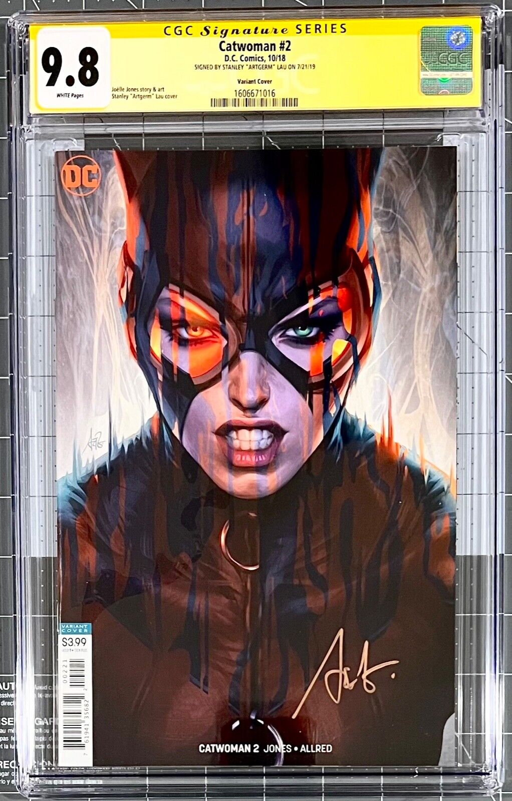 Catwoman 2 CGC 9.8 SS Variant Signed by Stanley 'Artgerm' Lau DC Comics 2018