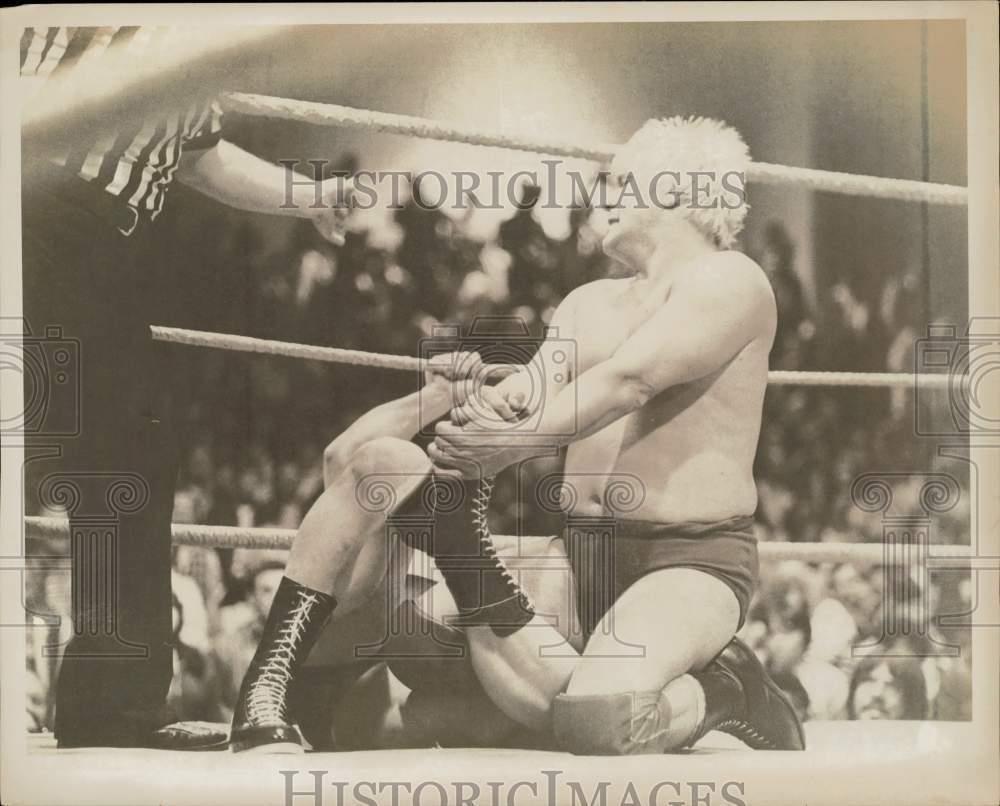 1980 Press Photo Wrestlers in Match - ctaa29510