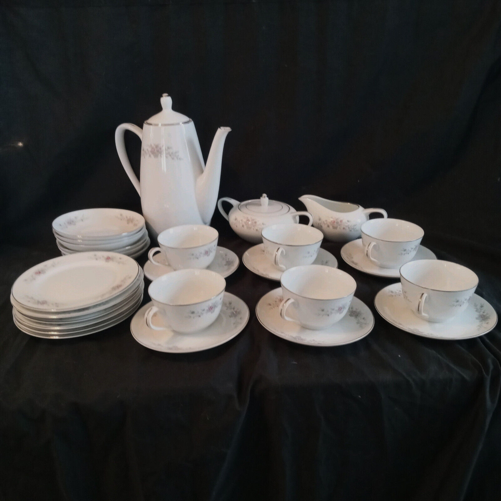 27 piece tea set with teapot