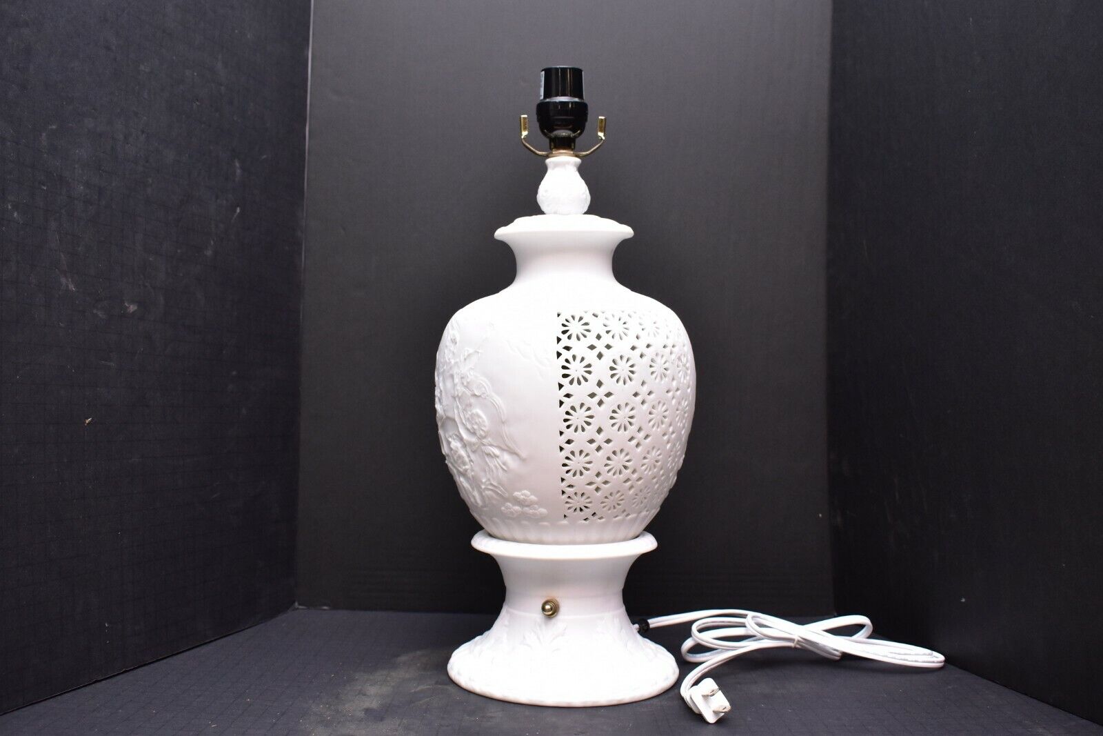 BLANC DE CHINE PIERCED CHINESE WHITE TABLE LAMP FIXTURE OPENWORK PORCELAIN ..