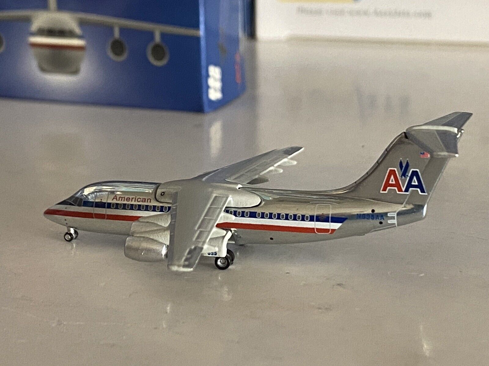 Jet-X American Airlines British Aerospace BAe-146-200 1:400 N695AA JX374