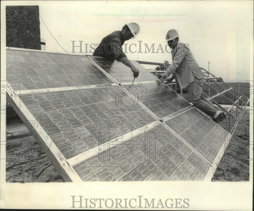 1982 Press Photo Wisconsin Electric Power Co. workmen installing solar cells