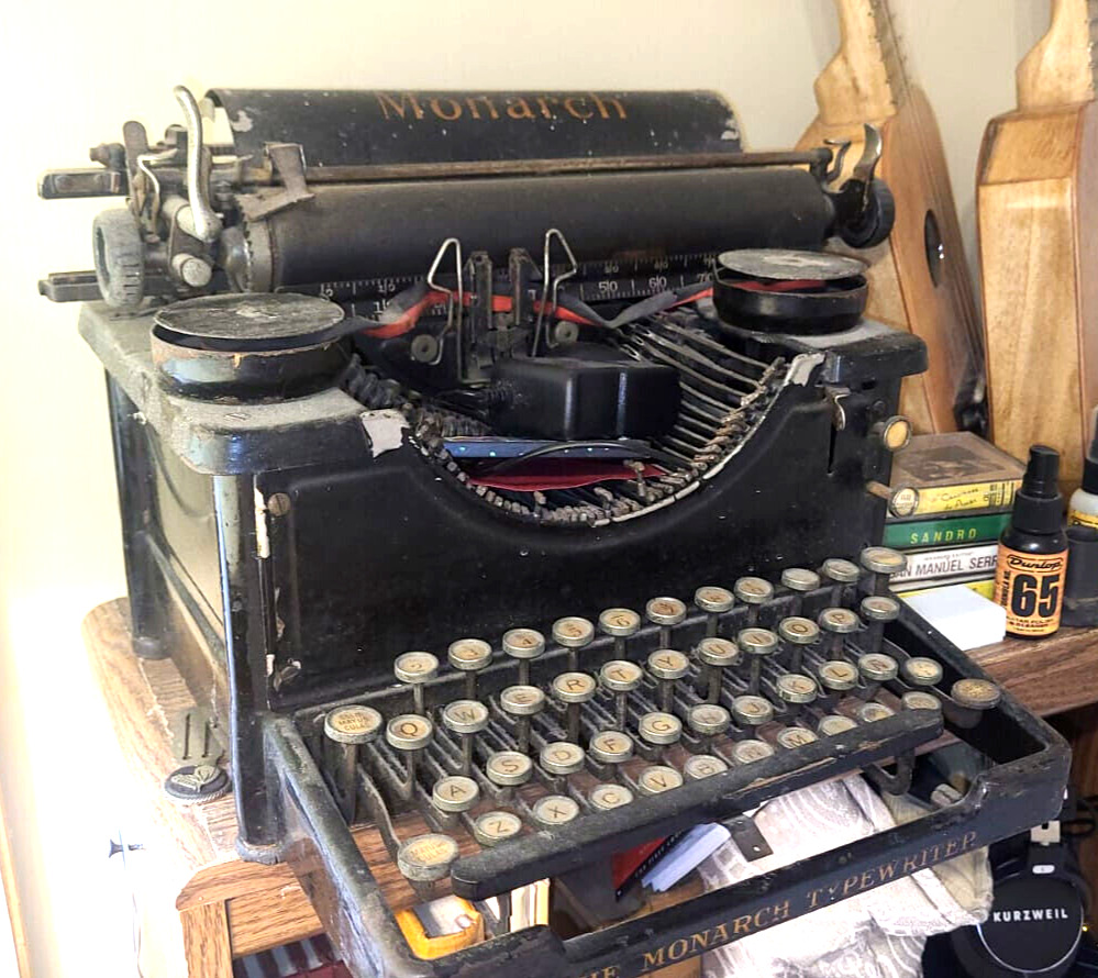 MONARCH - Antique Desktop Typewriter