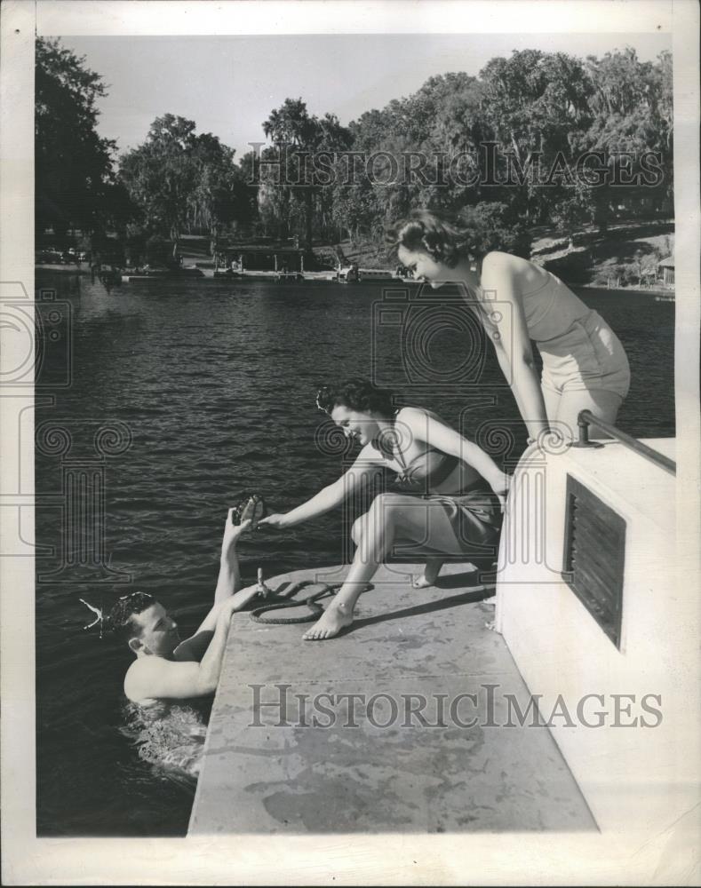1946 Press Photo Rainbo  Springs  Turtle bare Hands