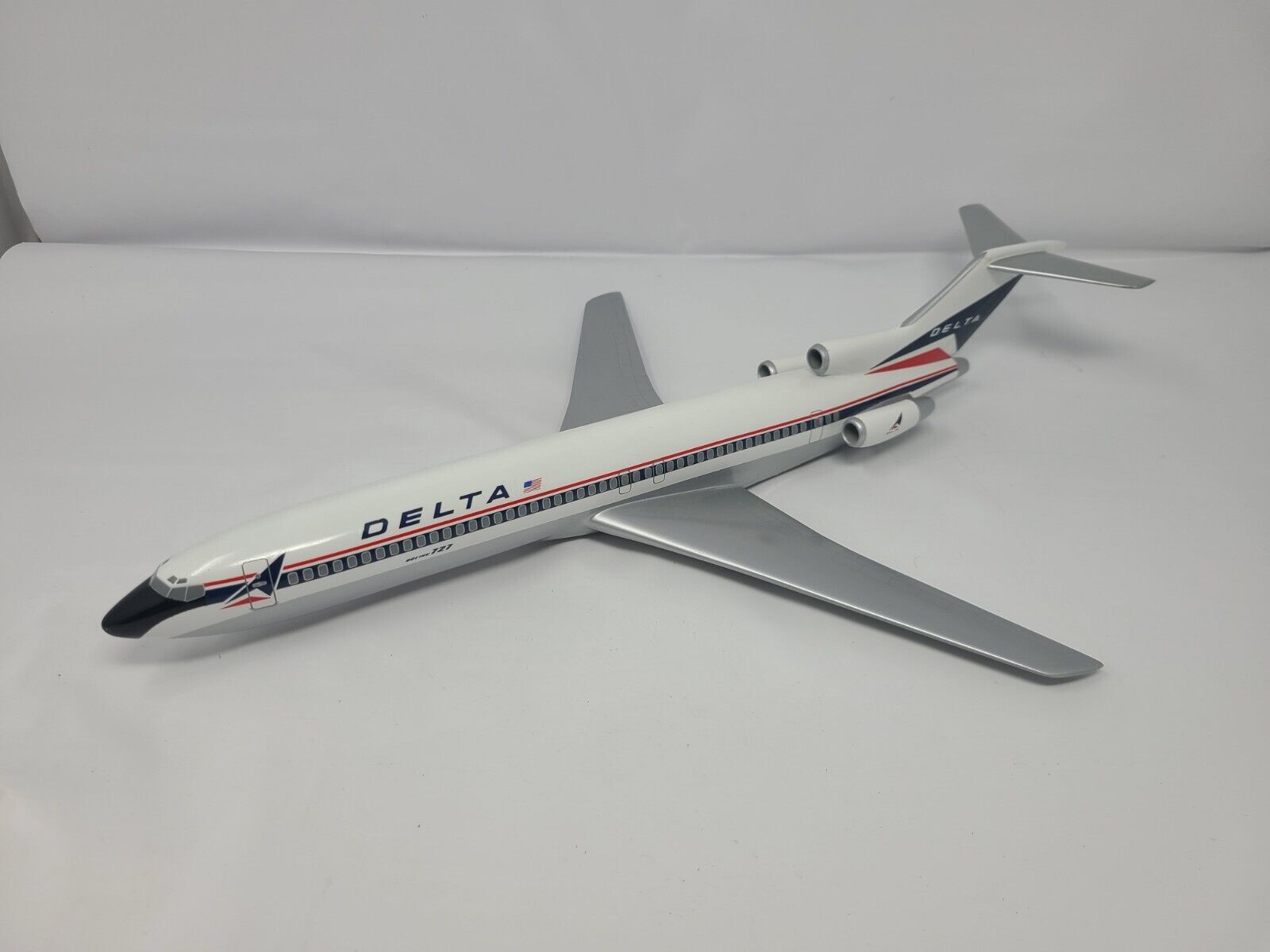 Delta Airlines Boeing 727 Vintage 1/100 Scale Model Pre Owned MISSING STAND