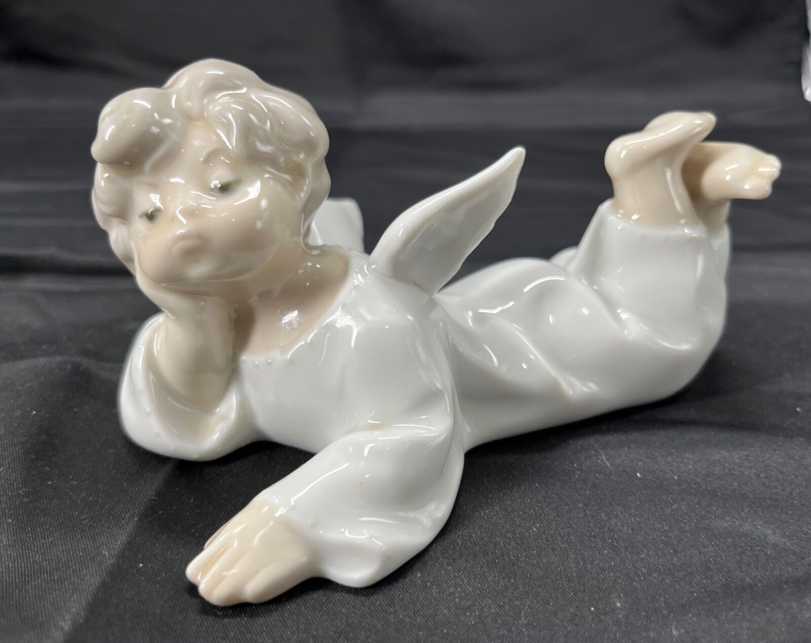 Lladro “Angel Laying Down” Porcelain Figurine #4541 (Retired)