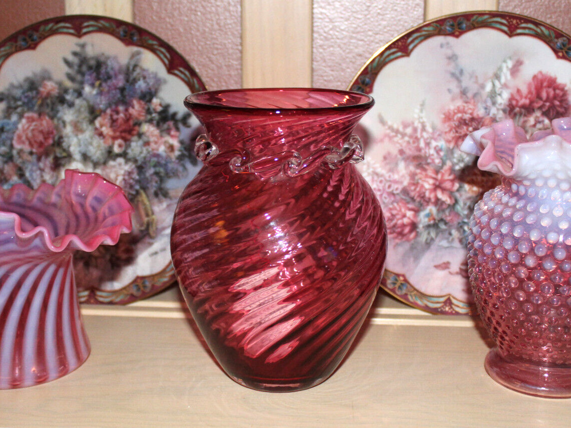 Vintage 1980\'s Pilgrim Cranberry art glass pink swirl vase applied crest collar