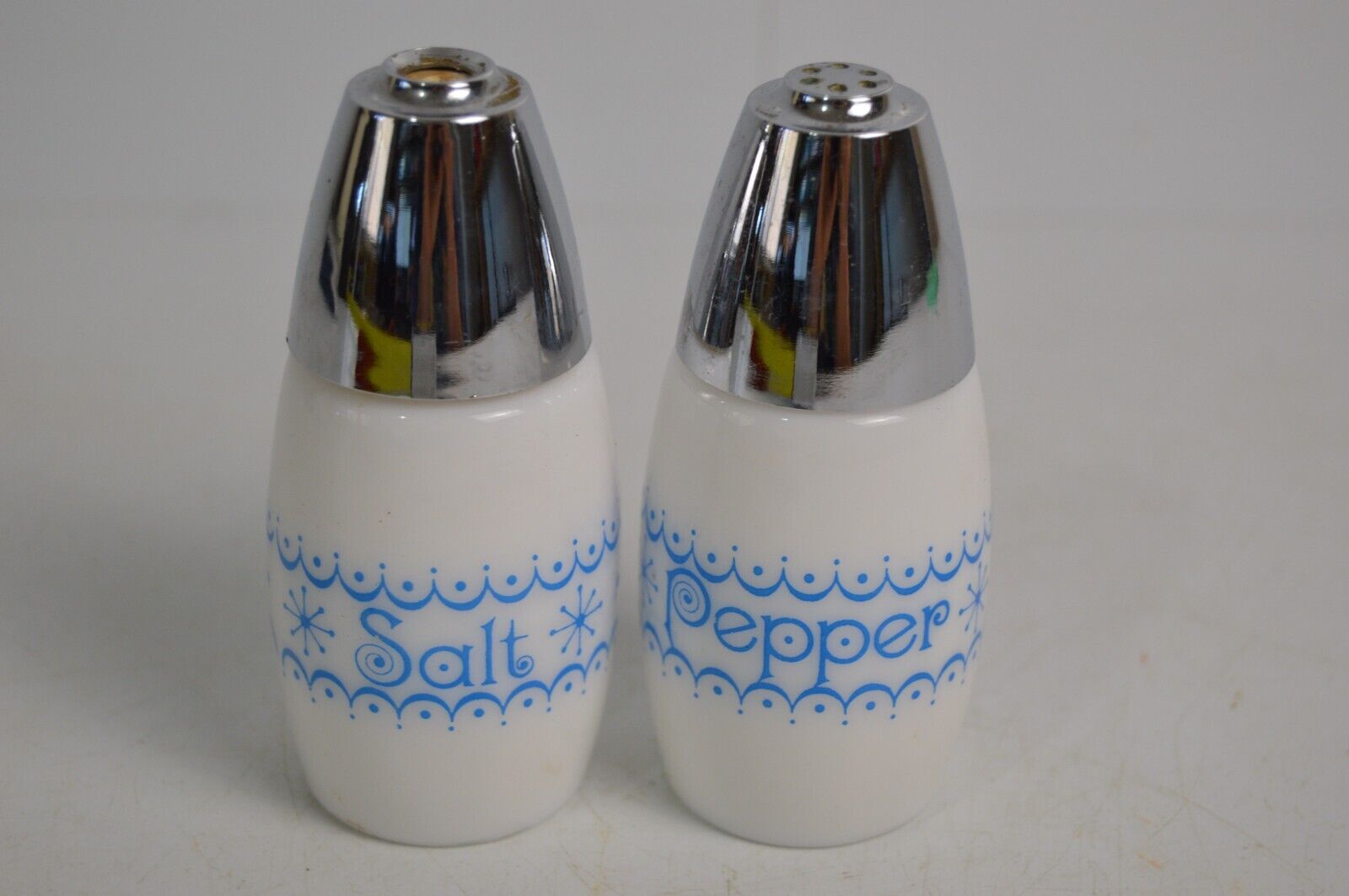 Vintage Pyrex Snowflake Garland Salt & Pepper Shakers Milk Glass Corning