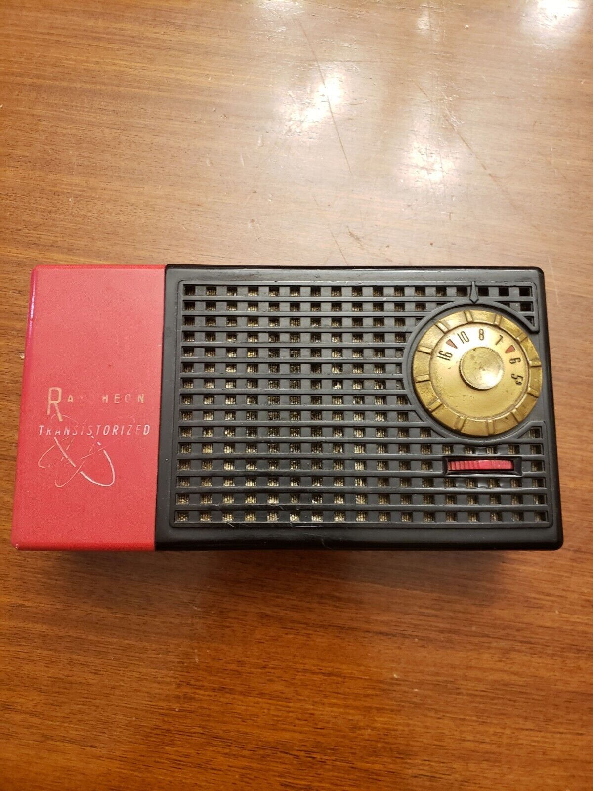 Raytheon T-100 Transistor Radio.  No Cracks Or Chips. Does Not Work.