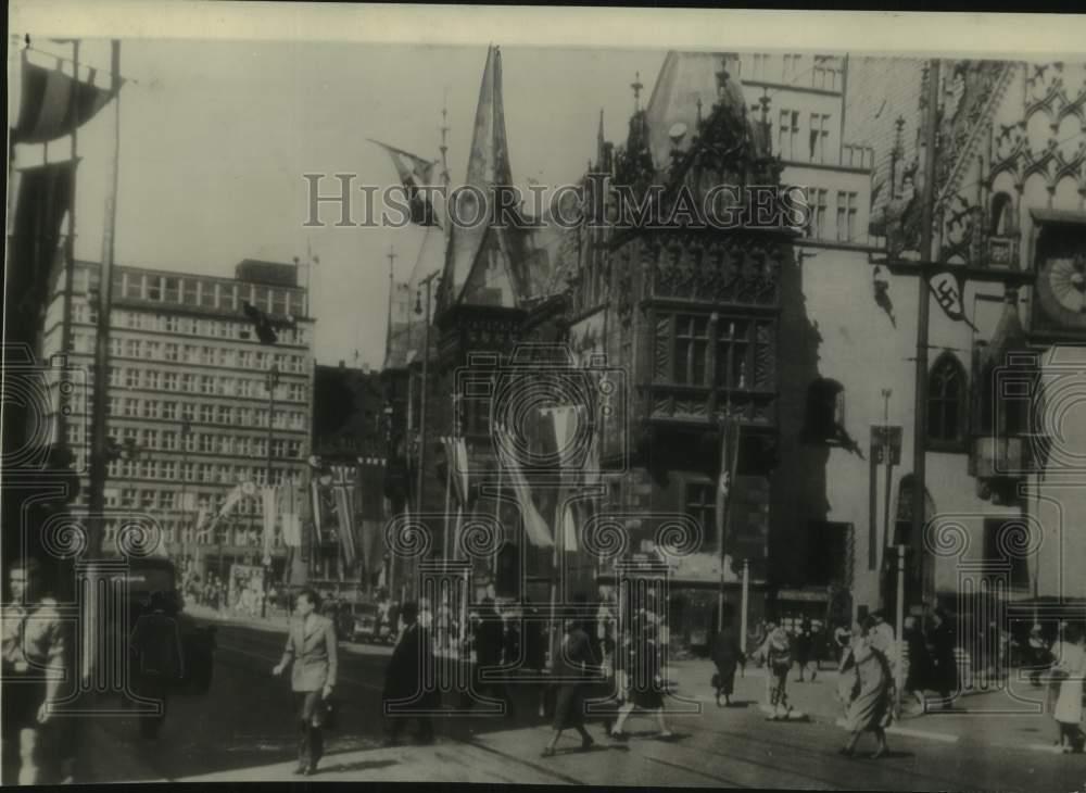 1944 Press Photo A street scene in the city of Breslau in Germany - mjx94957
