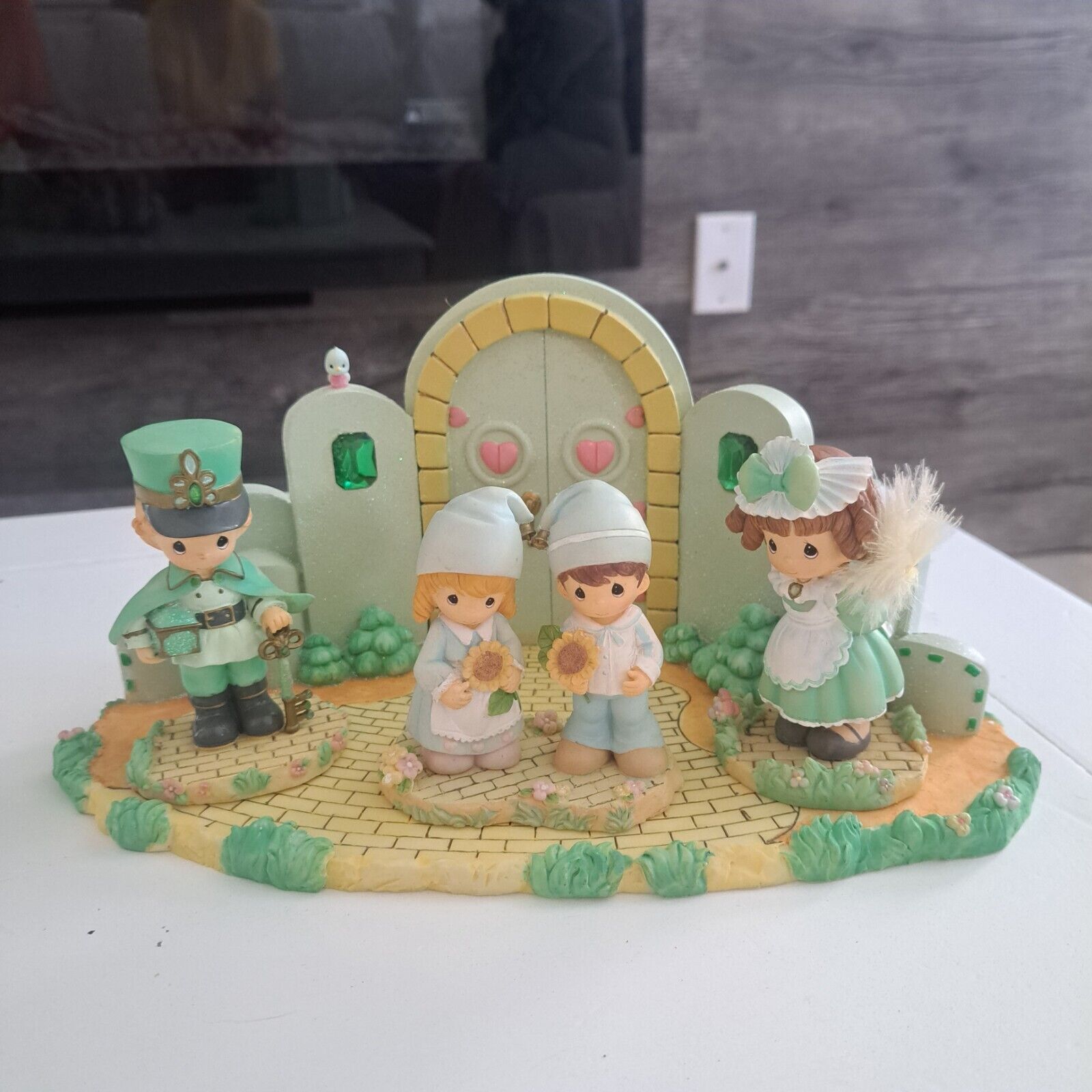 Precious Moments Wizard Of Oz- Emerald City Gate Base And Set Of 3 Figurines 