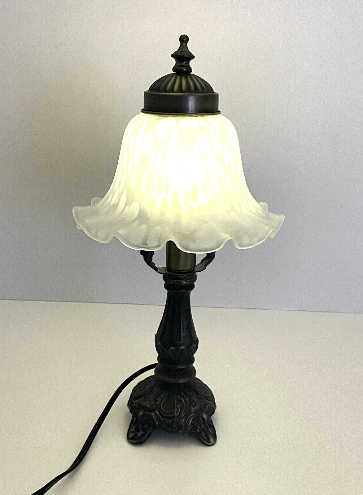 Vintage Victorian Tiffany Style Lamp Frosted Glass Shade Accent Table Light