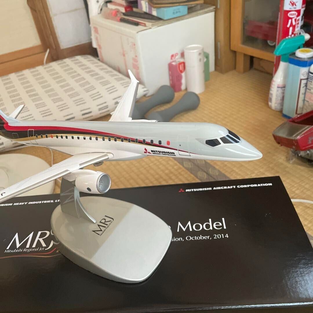 Pacmin 1/100 Scale Model MRJ Mitsubishi Jet