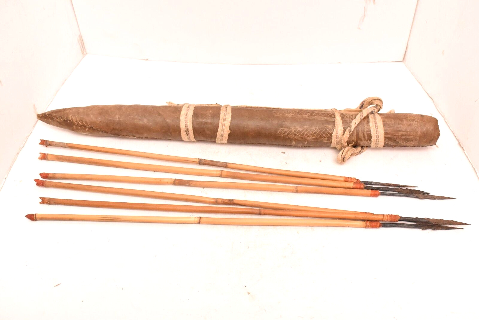 ANTIQUE TRIBAL AFRICAN ARROW SET + LEATHER HIDE QUIVER NORTHERN CAMEROON-