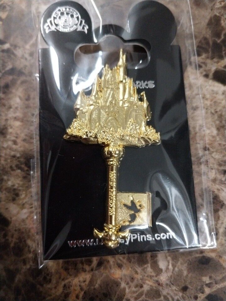 2012 WDW (Your Key to the Magic) Passholder Exclusive Gold Magic Kingdom Castle 