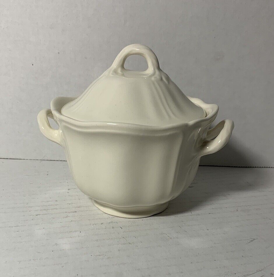 Queen\'s Shape Wedgwood England White  Sugar Bowl With Lid 4 1/8\