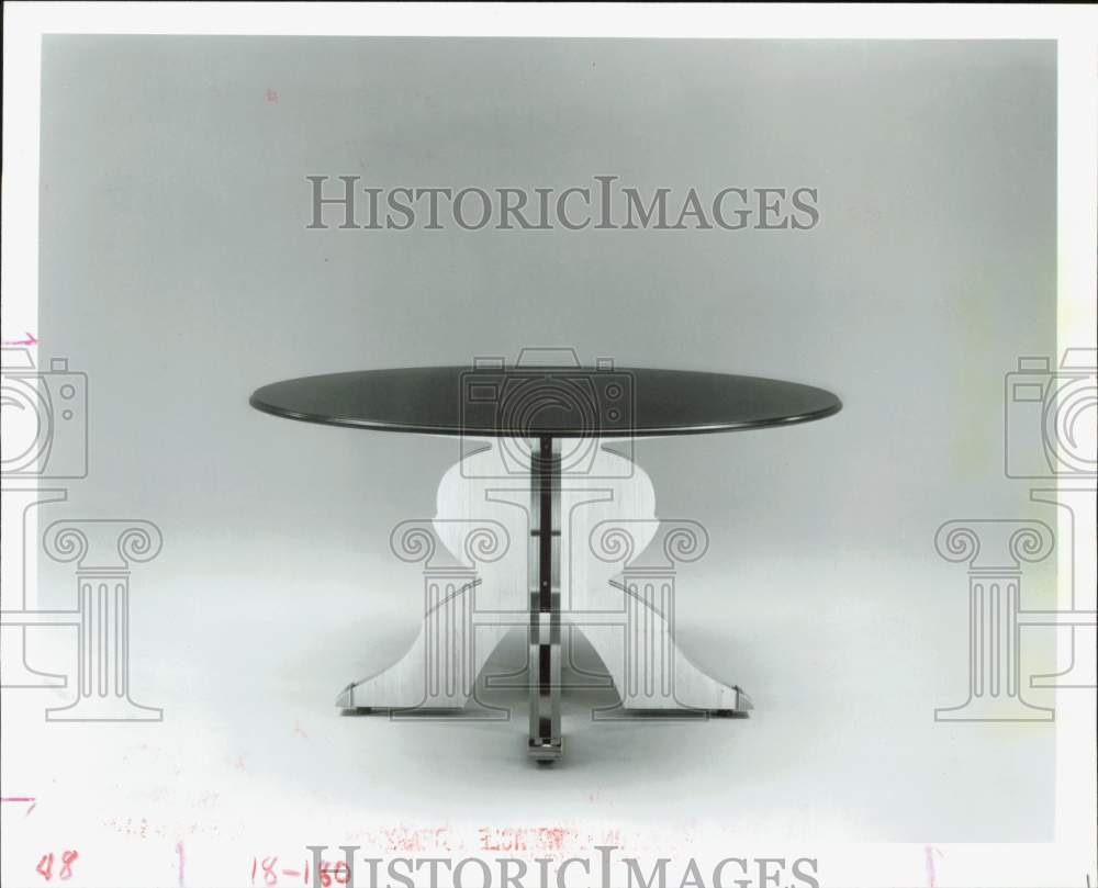 1984 Press Photo Architect Robert Venturi's 'high' table with chrome 'toes'