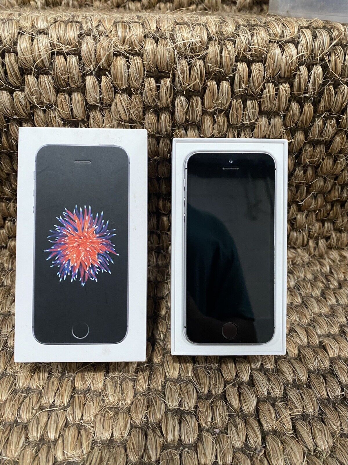 Apple iPhone SE - 16GB - Space Gray (Unlocked) A1662 (CDMA + GSM)1st Generation