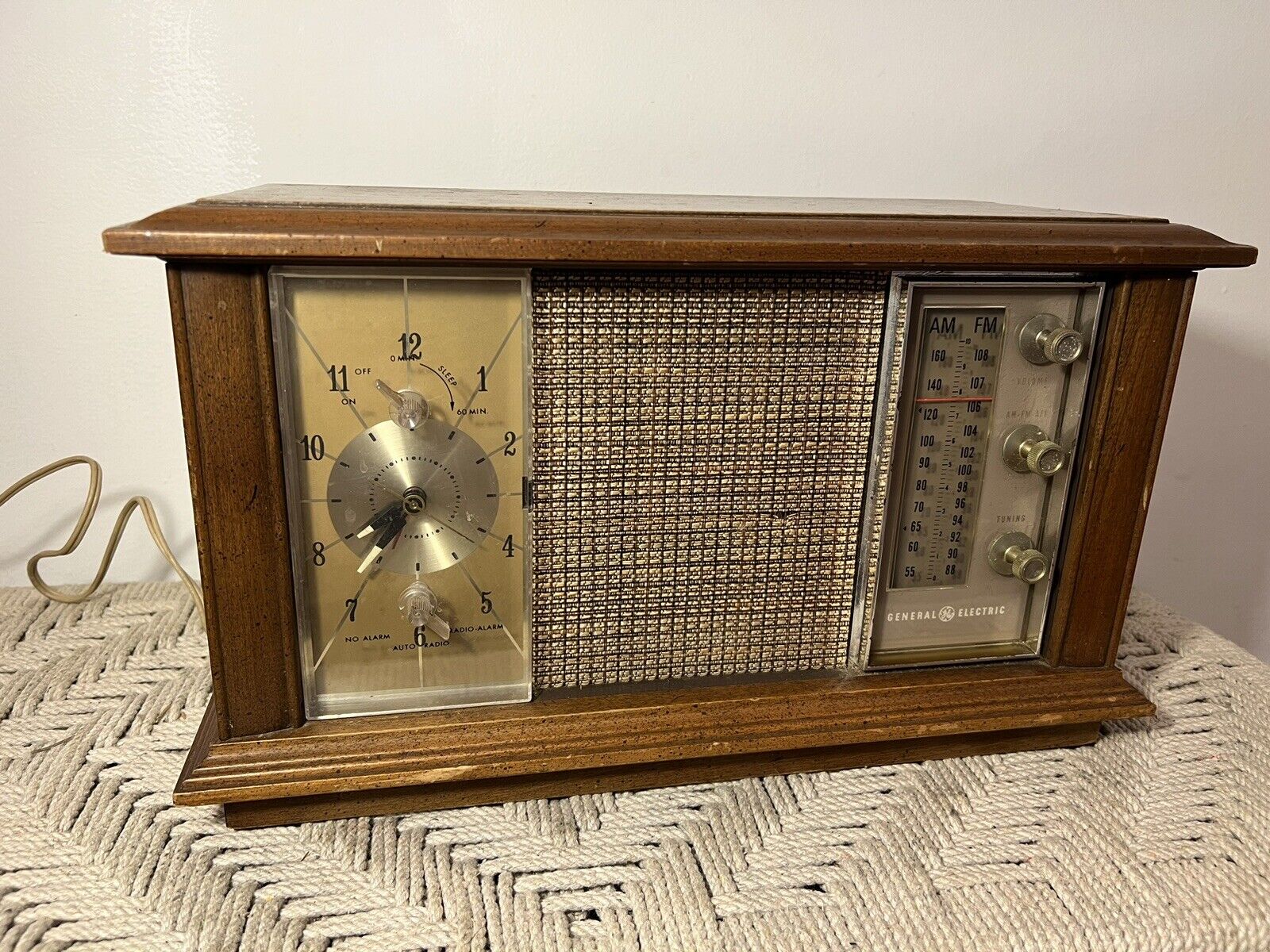 🍊Vintage General Electric GE Solid Wood Alarm Clock Radio | Model C540A READ