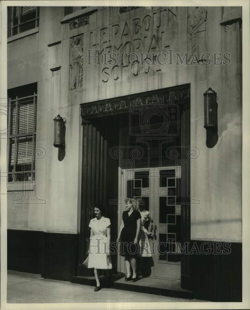 Press Photo Students in Front of L. E. Rabouin Vocational School - noc17060