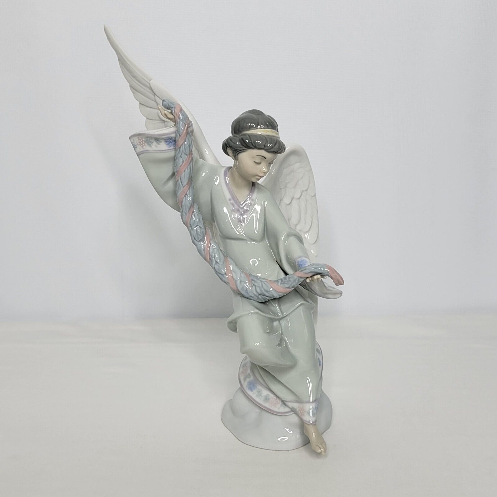 Lladro Porcelain Angel with Garland Figurine #6133 12.5