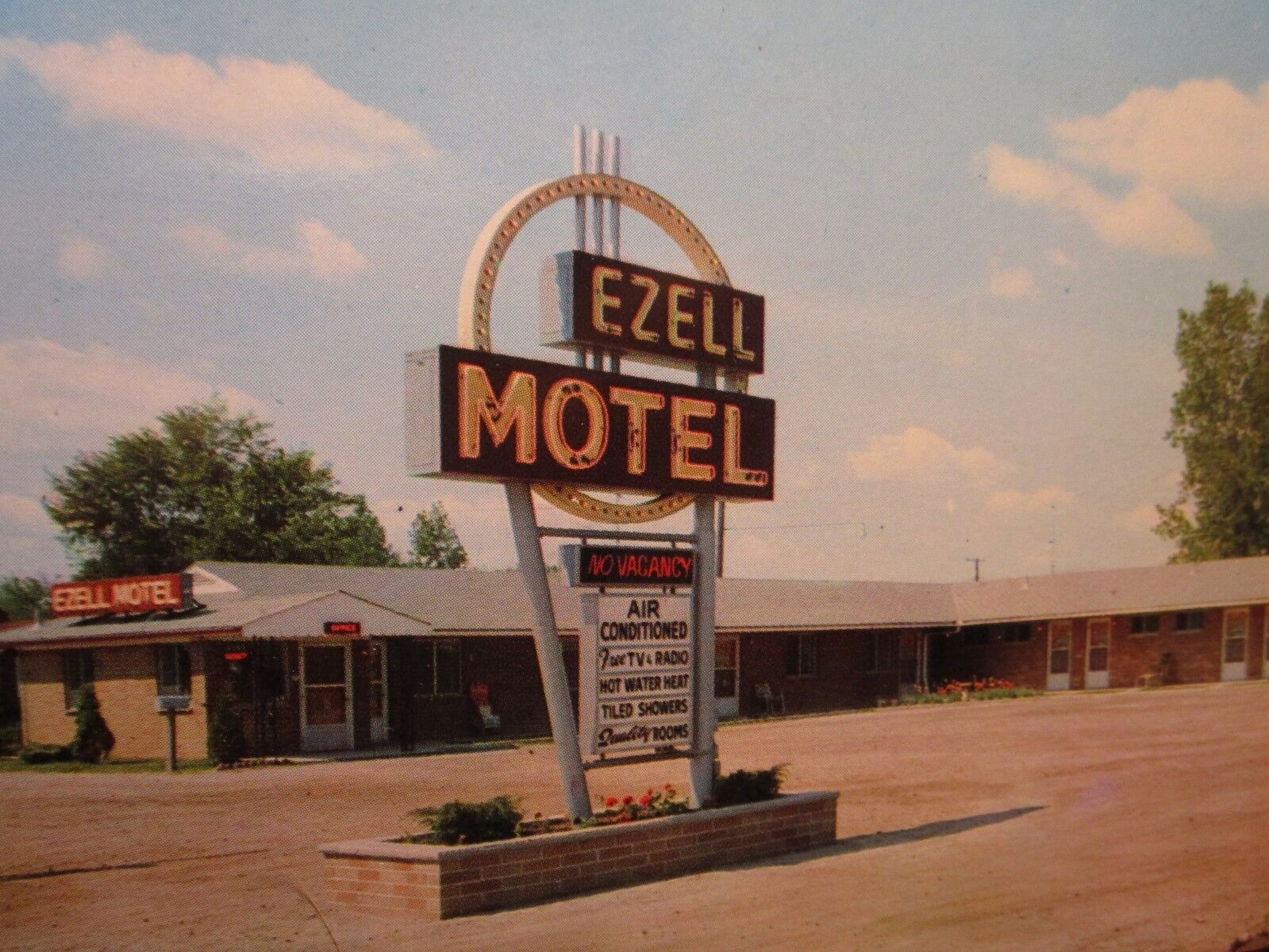 1960'S CHROME. EZELL MOTEL. TELEGRAPH RD. DETROIT, MICHIGAN. POSTCARD I8