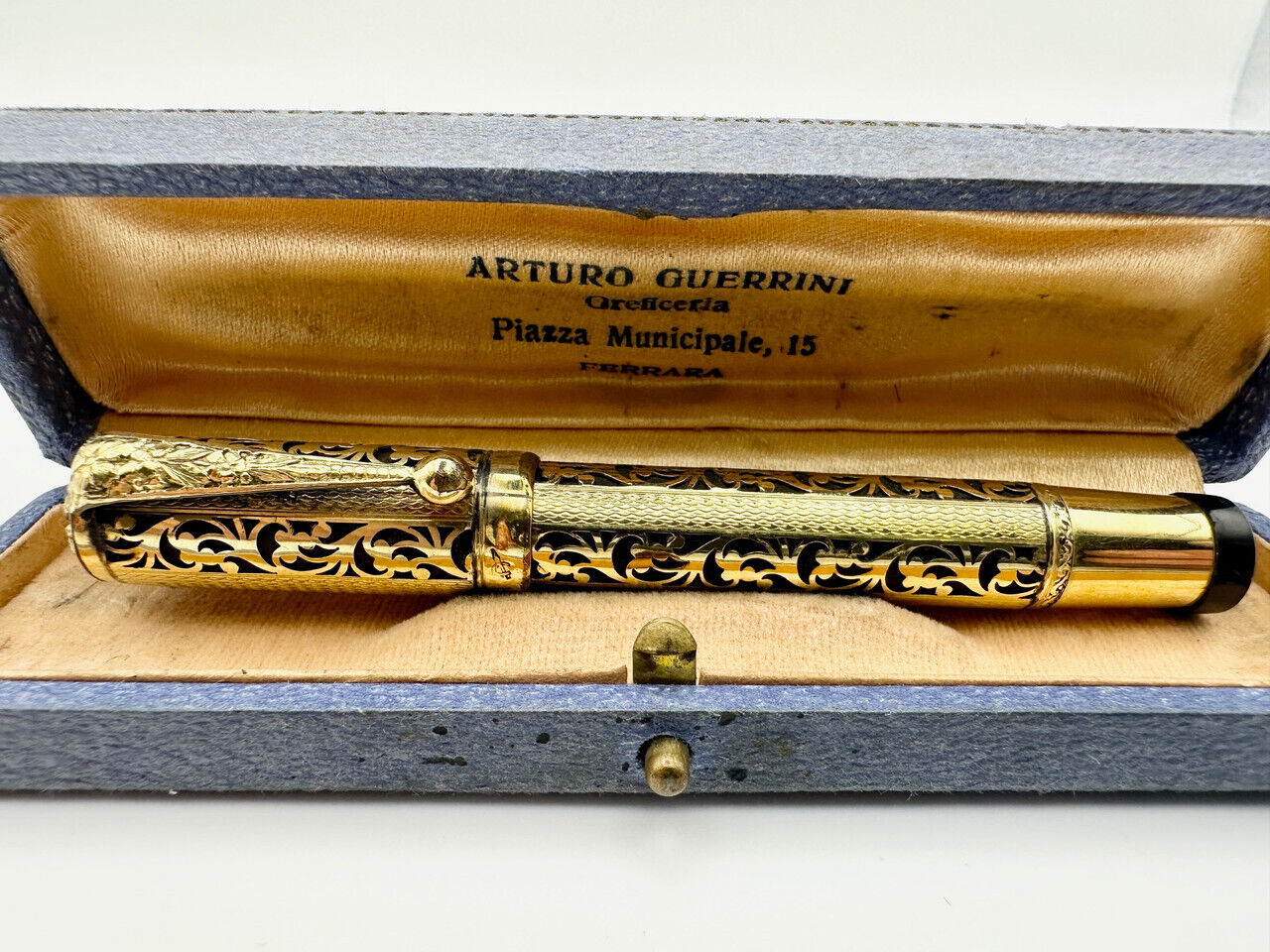 UNIVERSAL 18K ROLLED GOLD OVERLAY SAFETY FOUNTAIN PEN IN BOX
