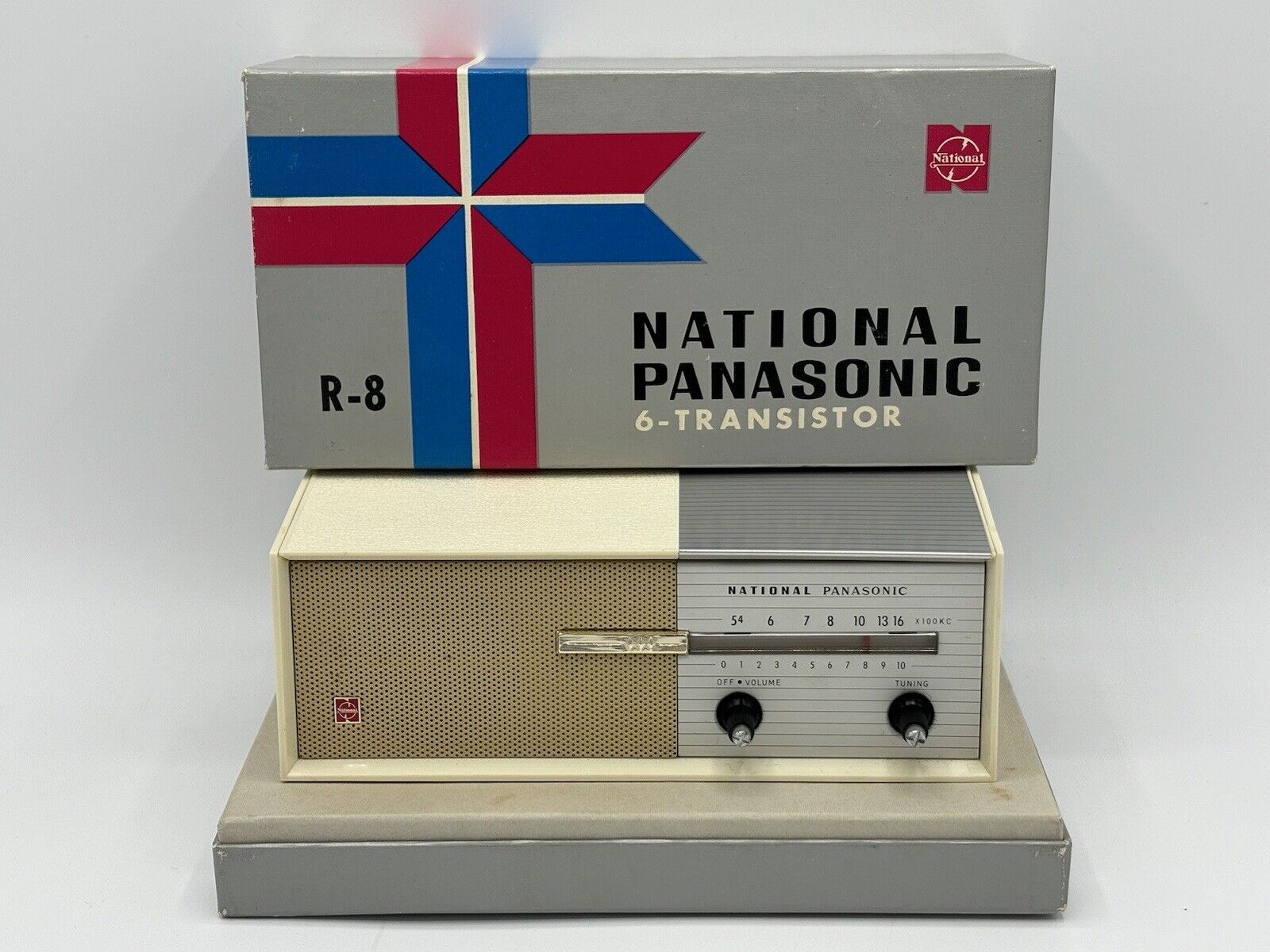 Vintage 1965 National Panasonic Model R-8 AM 6 Transistors Radio w/Earbud READ