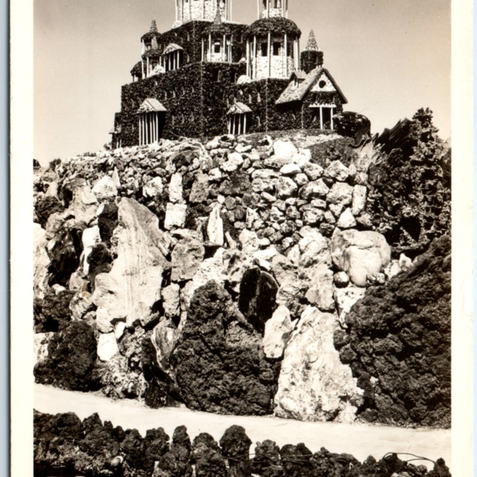 c1940s Btw Bend & Redmond, Ore RPPC Petersen\'s Rock Garden Real Photo A130