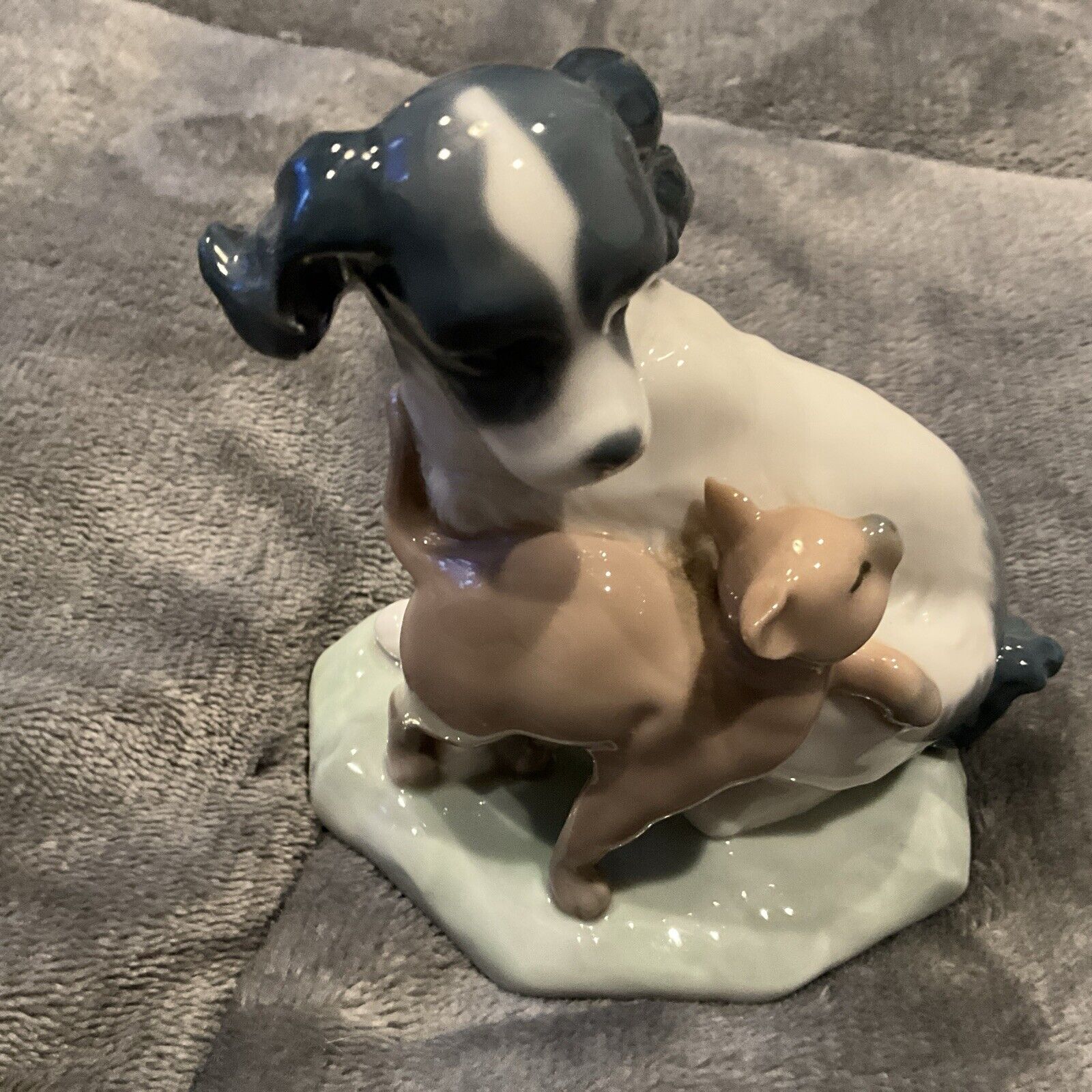 NAO LLADRO 0386 PAIR PUPPY DOGS PLAYING  VINTAGE