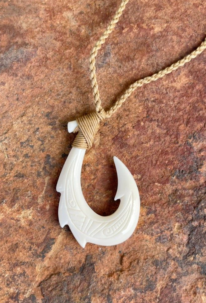 Hawaiian Hawaii Jewelry Fish Hook Bone Carved Pendant Necklace/Choker # 35337