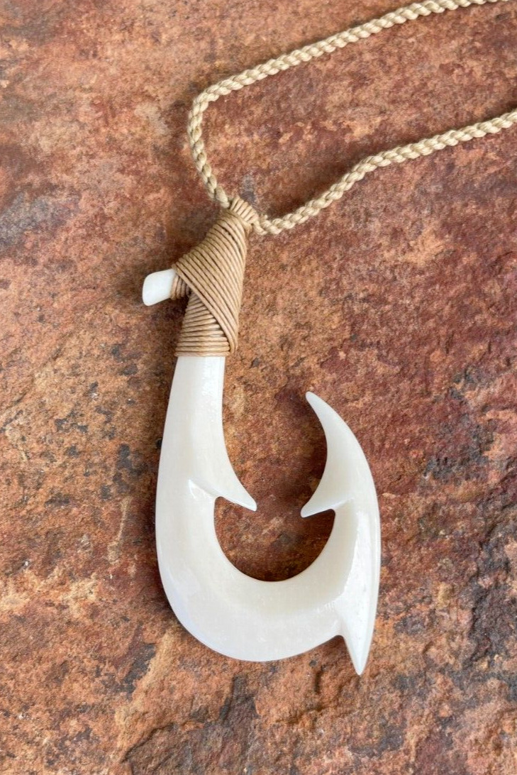 Hawaii Jewelry White Fish Hook Buffalo Bone Carved Necklace / Choker # 35348