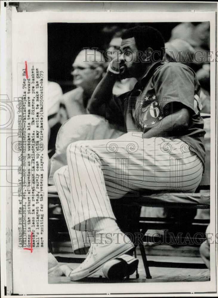 1973 Press Photo Philadelphia 76ers Basketball Player Hal Greer Watches Game
