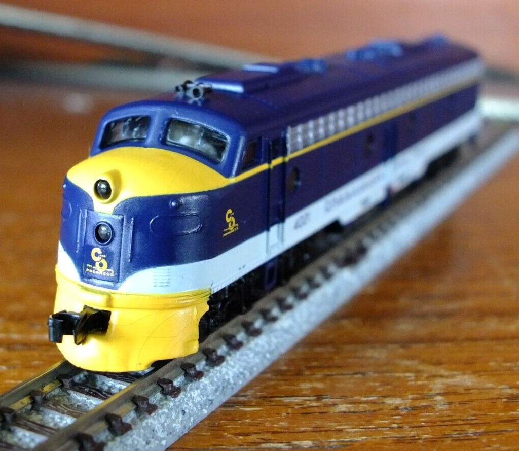 Life Like 7205 N gauge EMD E8 diesel loco in Chesapeake & Ohio livery