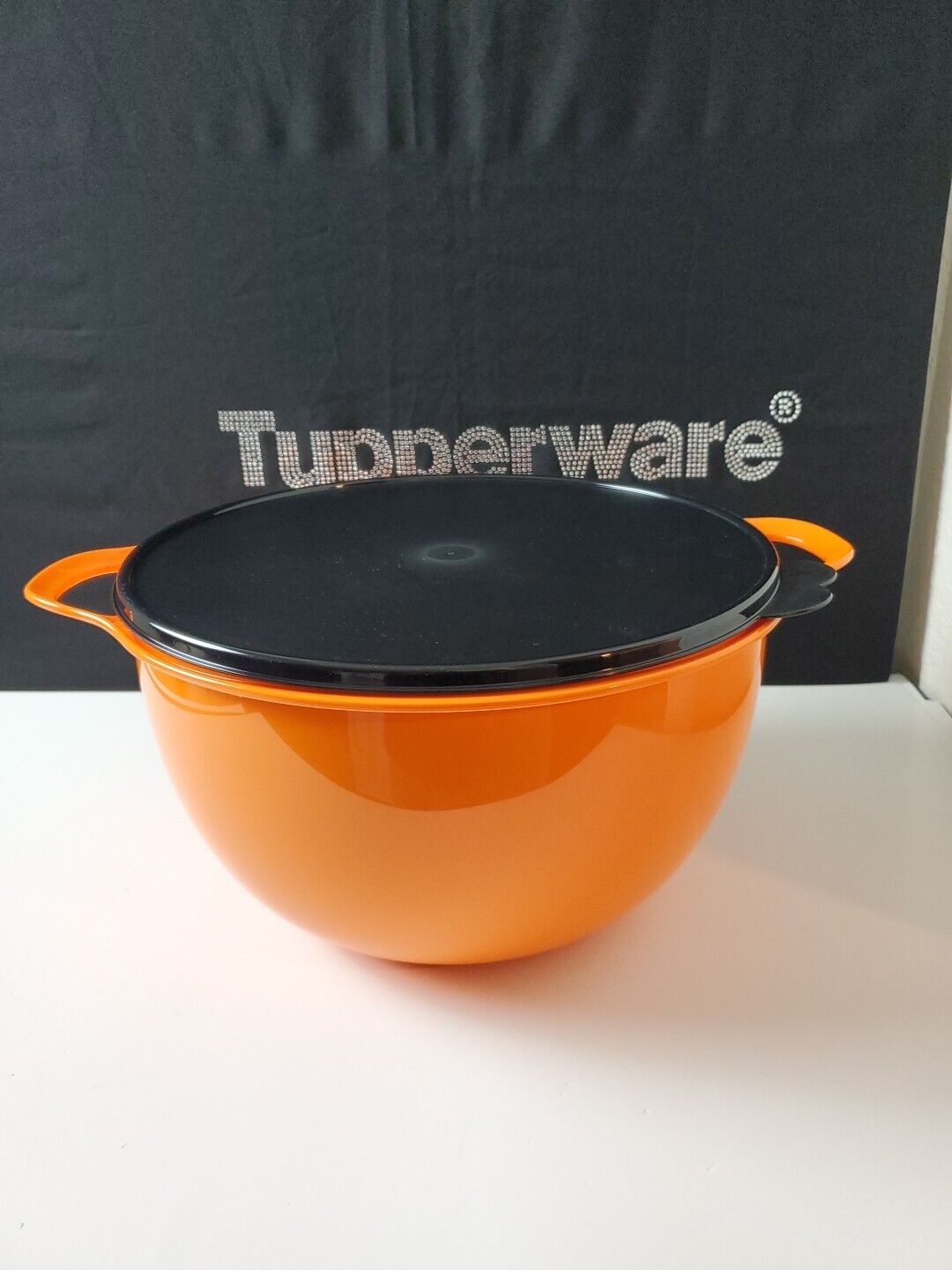 Tupperware Thatsa Bowl 42 Cup Orange With Black Seal New 