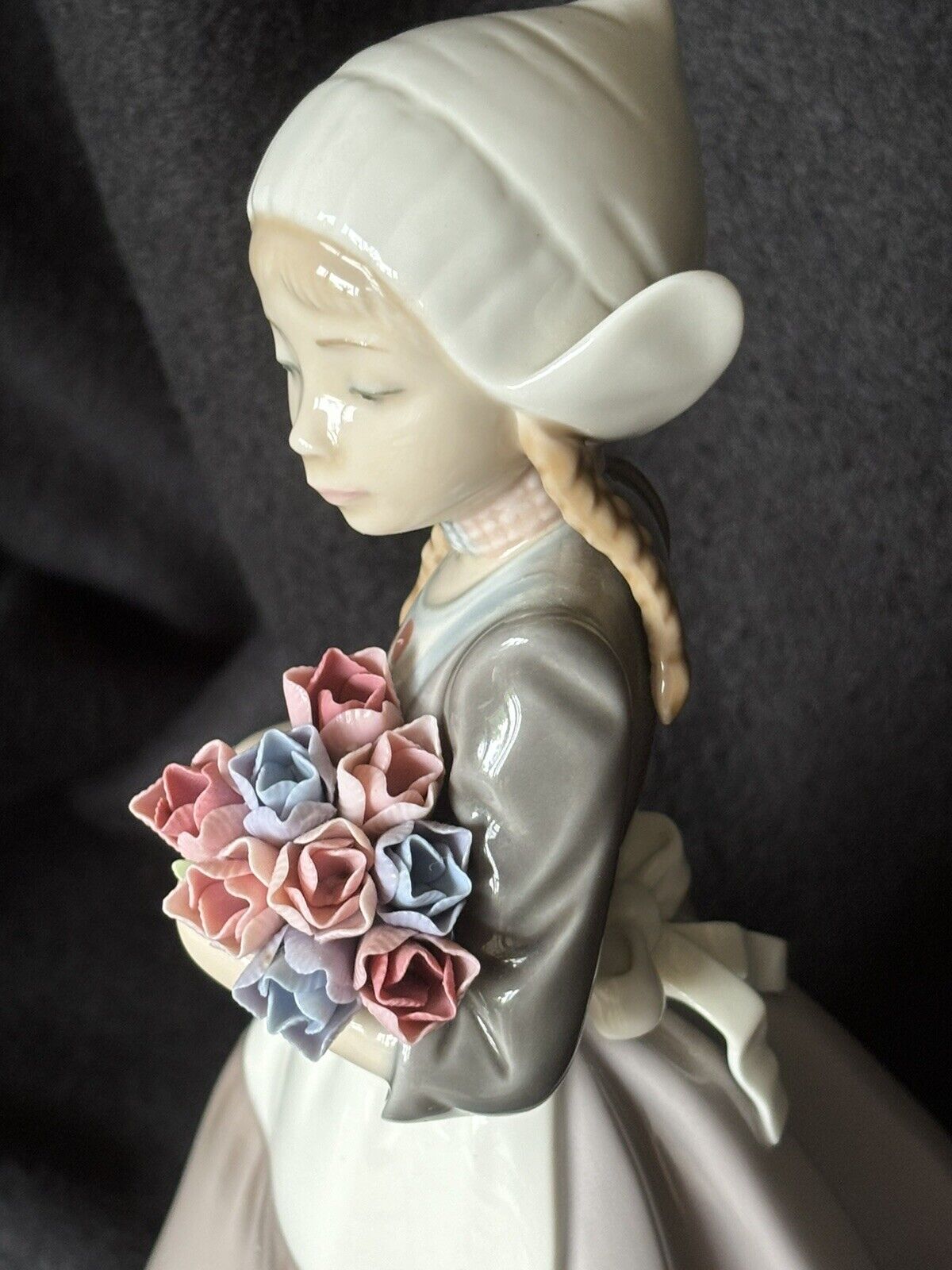 Lladro Dutch Girl With Tulips Figurine #5065 Excellent, Retired, Rare Limited.