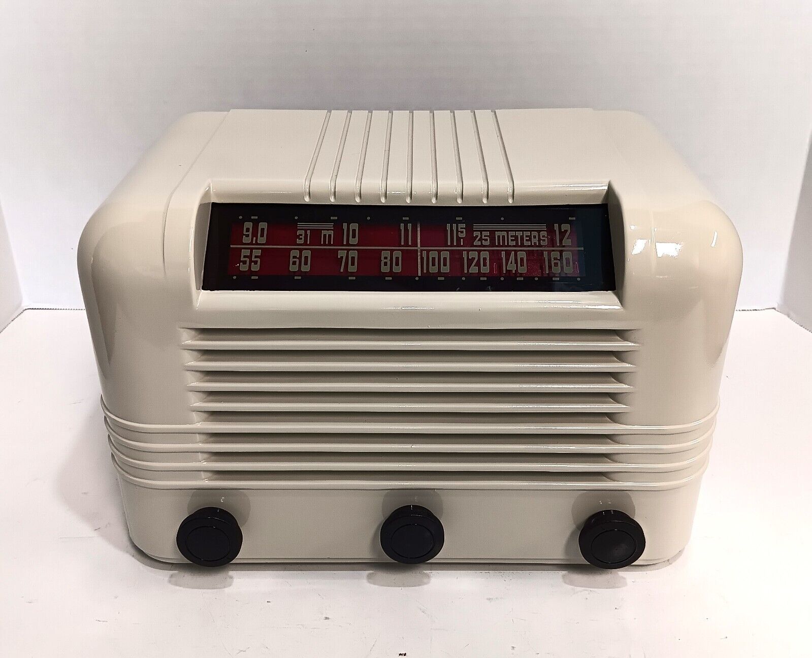 RCA 56X10 1945 RCA Model 56X10 Beautiful AM Broadcast/Shortwave Table Radio.