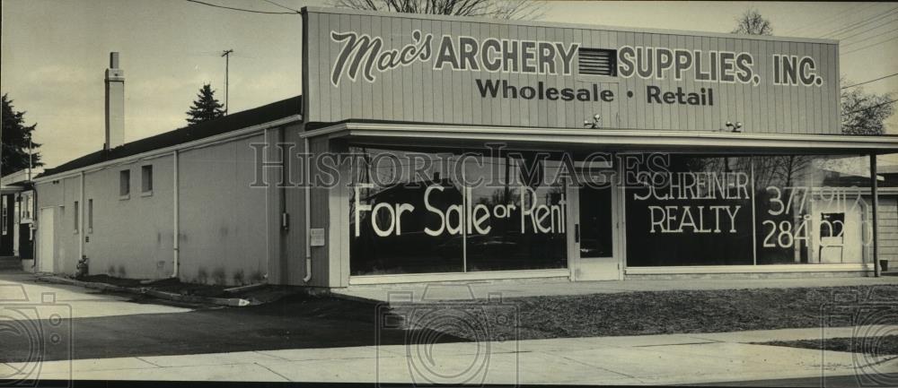 1986 Press Photo Mac's Archery Supply Inc. building, Saukville, Wisconsin