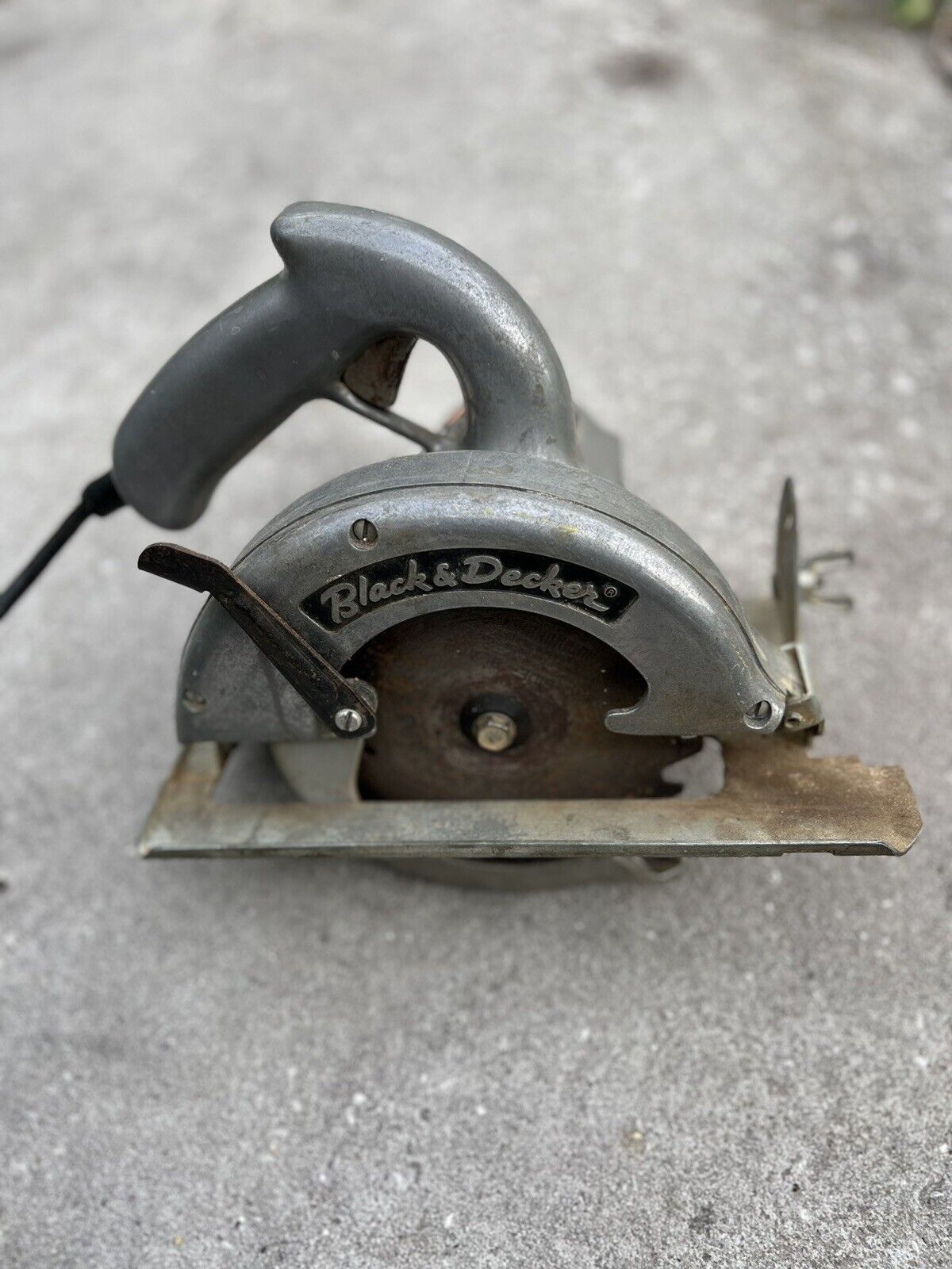 VINTAGE BLACK & DECKER 6-1/2” HEAVY DUTY PORTABLE CIRCULAR SAW. Tested And Works