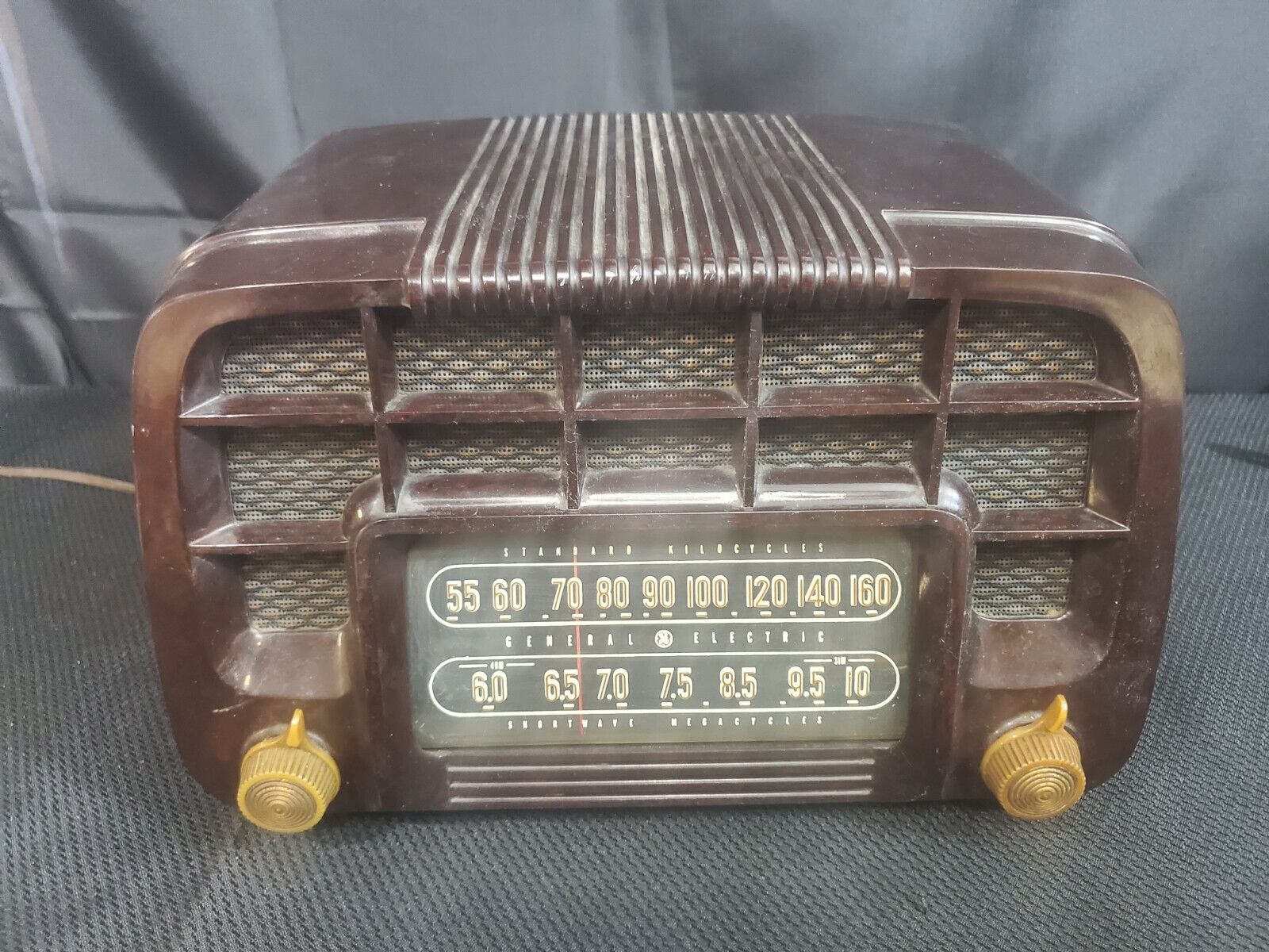 Vintage 1940s / 50s GE Table Top Radio Model 220