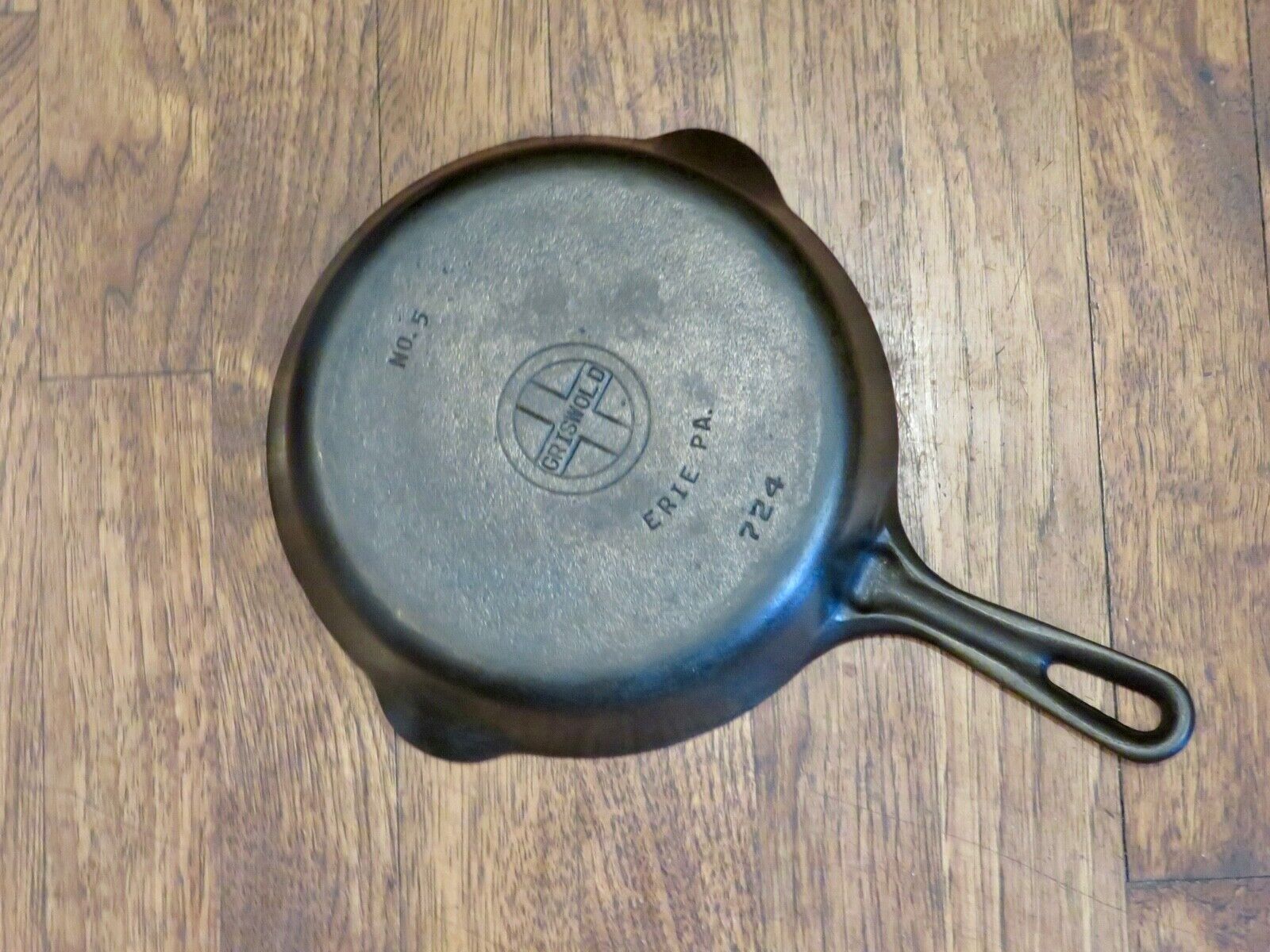 GRISWOLD #5 Cast Iron Skillet With Scooped Handle & Small Logo - Model 724