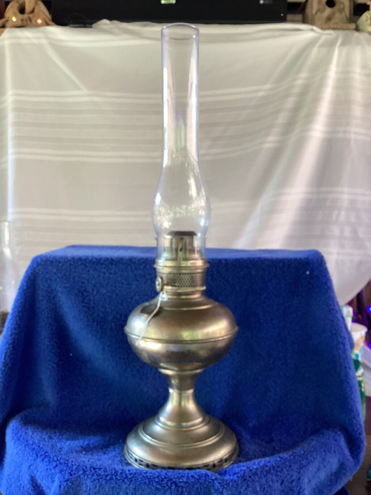 Vintage Aladdin 22 Inches Tall Antique Brass Or Nickel Plated Oil Lamp Beautiful