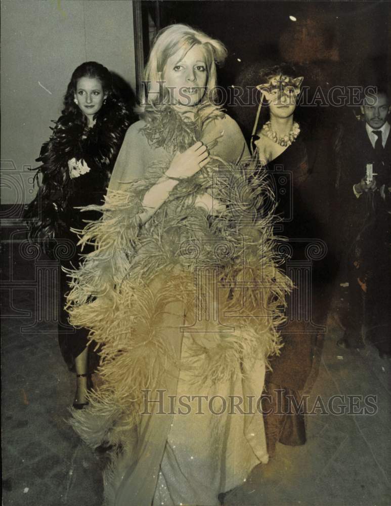 1972 Press Photo Christina Onassis Arrives at Paris Club for Vampire Ball
