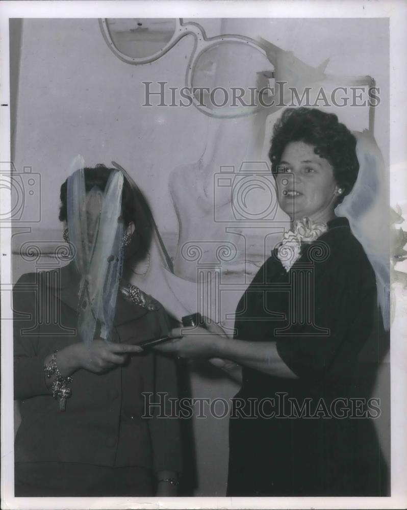 1962 Press Photo Outgoing Women Auxiliary Oregon Optometric Assn. passes gavel.