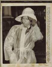 1972 Press Photo Edith Irving walking down New York's West 23rd Street. picture