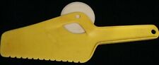 VINTAGE ENSAR PIZZA CUTTER AND SERVER YELLOW WITH SERRATED PLASTIC BLADE RARE picture