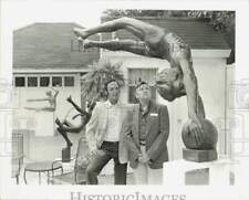 1982 Press Photo Victor Salmones and Glenn Munden view Salmones' creation. picture