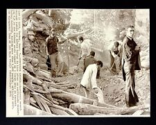1975 Lice Turkey Earthquake Survivors Search Rubble Vintage Press Wire Photo picture