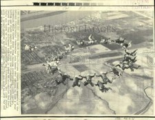 1970 Press Photo Skydiving - Members of Antioch Paracenter form a star formation picture