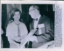 1966 Luci Baines Johnson Citation Award Optometric Assoc Politics Wirephoto 8X10 picture